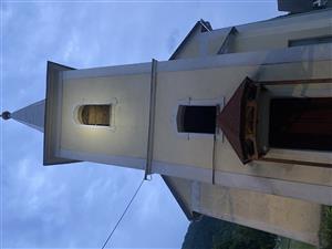 doskami obitá okenica so zajačím pletivom