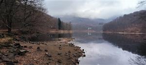 Nízka hladina vody v Morskom oku s obnaženými brehmi v čase monitoringu začiatkom decembra