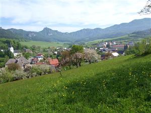 pohľad na kostol, v pozadí oblúk zlepencového skalného hrebeňa