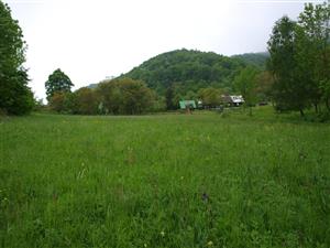 pohľad na lokalitu zdola smerom k chatovej osade