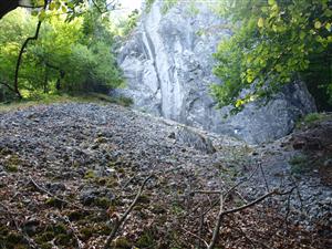 pohľad na lokalitu zdola, nad sutinou Gotická stena