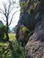pohľad na lokalitu z rázcestia odbočky do doliny Čierny potok, v pozadí chata Súľov