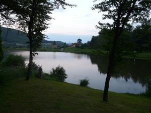 Pohľad na TML_6510_174 so psiarkovými lúkami v Novej Bani, Štáloch a na tajch