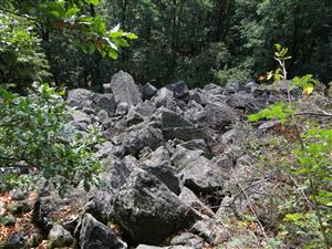 Pohľad zhora na TML_8150_018 prístup od turistického chodníka