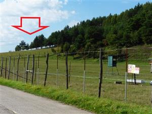 pohľad z cesty na TML (poloha TML označená šípkou)