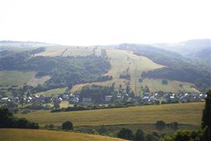 celkový záber na biotop z druhej strany kopca nad obcou (je tu biotop 6510_541)