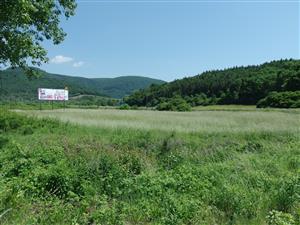 pohľad na lokalitu z cesty