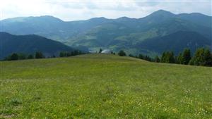 pohled dolů z vrcholu kopce