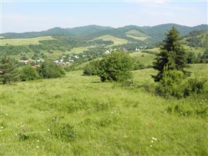 pohlad z juzneho okraja lokality na obec Osadne