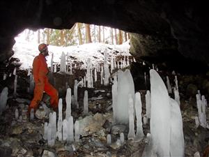 vchod do zimoviska zvnútra jaskyne