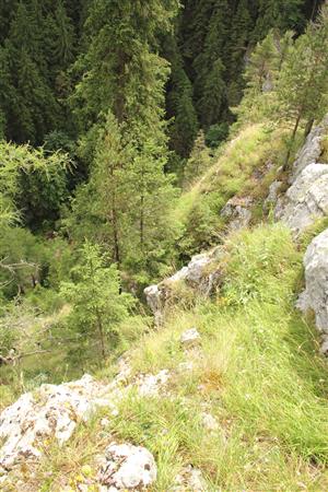 pohľad zhora na skalnatý výbežok