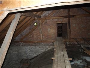 vstup do časti podkrovia s kolóniu