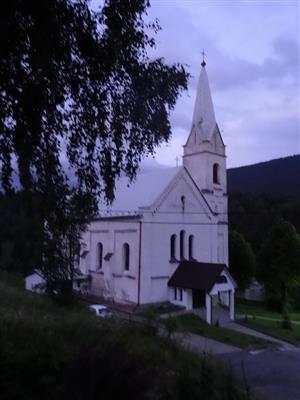 kostol s kolóniou v Hutách