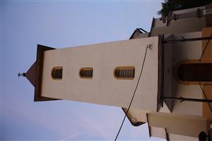 Pohľad na kostol, výlet netopierov z popod plechu na streche
