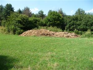 Na okraji lokality je skládka hnoja