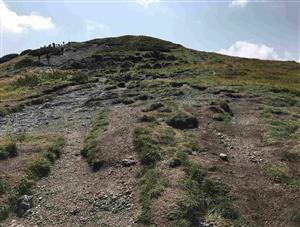 neustale sa rozsirujuca erozia v okoli chodnika z hrany Velkeho krivana na vrchol VK