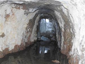 Zaľadnený vstup do štôlne z vnútra