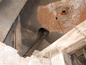 vstup do veže, kde visí kolónia (nad kamennou klenbou)