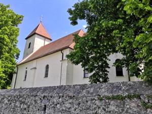 pohľad na strešnú loď stavby kostola