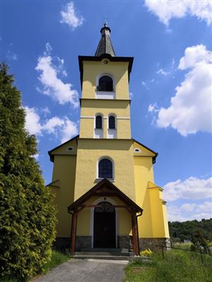 pohľad na budovu kostola spredu