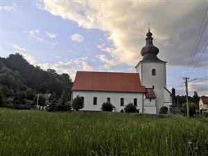 budova kostola v obci Kľačno