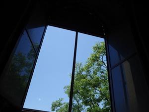 vletový otvor - okno na veži s otvorenými okenicami