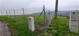 oplotené miesto kde sa zjavne bude stavať dom