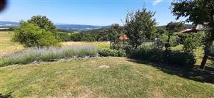 pohľad na časť lokality s intenzívnym kosením a novo vybudovanými záhradkami