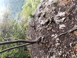 Zošliapavané miesta vyhliadkovej časti Gačovskej skaly