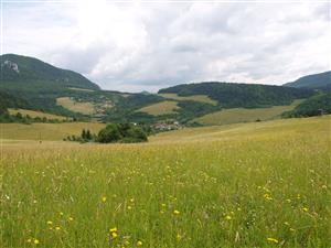 Lúky nad Záskalím, pohľad smerom k dedine Záskalie