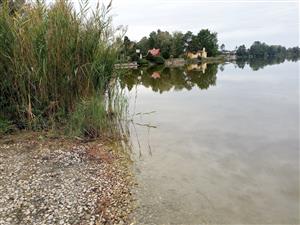 Pohľad z V strany smerom na južnú stranu s výstavbou chát.