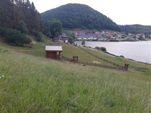 Pohľad ohrady a prístrešok na TML_6510_364