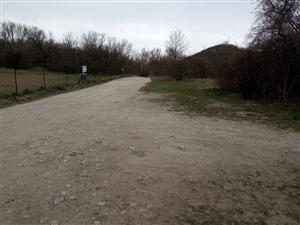 cesta aj s parkoviskom pri cvičisku psov v zime