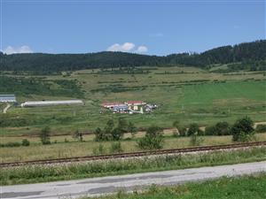 Pohľad na biotop (časť je vypálená), nad ním je rómska osada, vľavo poľnohospodárske budovy