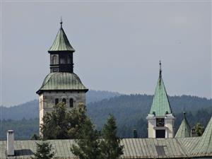 pohľad na zámok a okolie