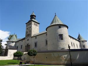 budova zámku s kolóniou zvonku