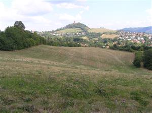 Pohľad na TML zo západnej strany (v pozadí banskoštiavnická Kalvária)