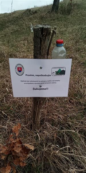Stĺpik s odpudzovačom a upozornením na dôvody zabezpečenia.