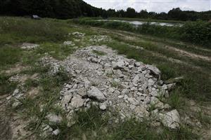 Betón a štrk ako výsyp na spevnenie poľnej cesty