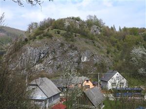 Pohľad na druhý stranu TML z dediny začiatkom Jari