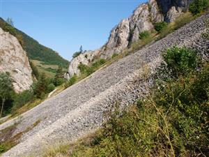pohľad na lokalitu zospodu vľavo (na západ smerom k Manínskej tiesňave)