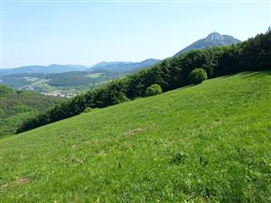 pohľad na lokalitu SV smerom, v pozadí Vápeč a obec Horná Poruba