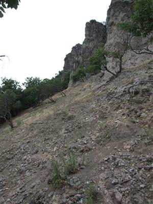 Kováčov, skalné steny nad traťou