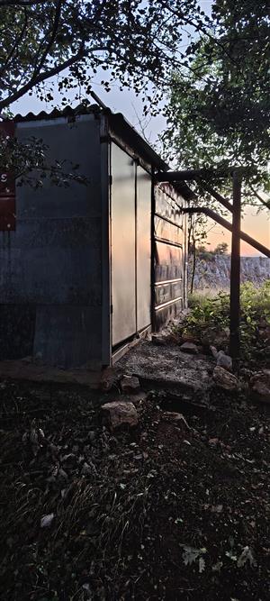 výletové otvory v stavbe umiestnenej na biotop