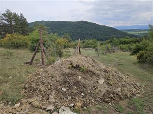 Stavba oplotenia, zemne prace, horna časť.