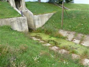 zvyšok bahna a vody pod stavidlami