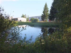 vodná plocha nádrže, v pozadí RD