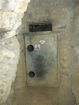 hlavný vchod do jaskyne, uzáver