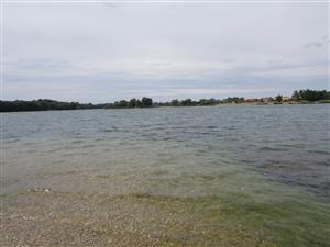 Lokalita; tmavá barva vody jsou porosty makrofytů