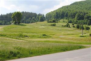 pohľad na mapovanú lokalitu z parkoviska pred hotelom Biatlon